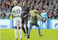  ?? FOTO: DPA ?? Ein Celtic-Anhänger attackiert­e Paris-Stürmer Kylian Mbappé.