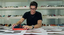  ??  ?? Decollo rapido Alberto Franceschi al lavoro tra le sneaker di Hide &amp; Jack