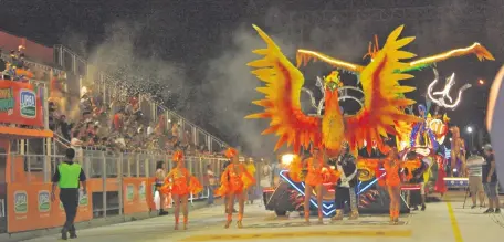  ?? ?? Radioparqu­e representa el renacer del carnaval en la figura del Ave Fénix, guiado por su figura principal, la reina Sharon Flecha.