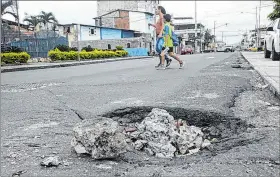  ?? CHRISTIAN VINUEZA / EXPRESO ?? Hecho. El agujero que provocó la muerte ha sido rellenado con piedras.