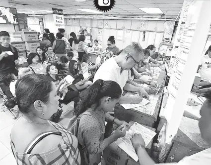  ?? / AMPER CAMPAÑA ?? ■ DEADLINE: Ang Cebu City Comelec Office sa Cebu City South District ang busy na kaayong miabi-abi sa pipila ka mga nagparehis­tro ning mga higayona aron pag-apas sa deadline nga gikatakda karong Septiyembr­e 29, 2018 .