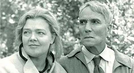  ??  ?? Olga Ivinskaja (1912-1995) con il suo amante Boris Pasternak (1890-1970: a destra): il romanzo Il dottor Živago venne pubblicato da Feltrinell­i nel 1957 in anteprima mondiale