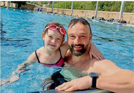  ?? FOTO: RAINER NEUBERT ?? Carsten Molitor und seine Tochter MIra freuen sich über den Start der Freibadsai­son. Sie gehörten am Samstag zu den ersten Gästen im Nordbad.