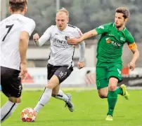  ?? BILD: SN/KRUG ?? Straßwalch­enKapitän Bernhard Lugstein (rechts) und Neumarkts Raimund Friedl lieferten sich einige packende Duelle.