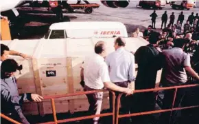  ??  ?? 4. LA LLEGADA. A las 8.27 del 10 de septiembre de 1981 el ‘Gernika’ aterrizó en Barajas en una caja dentro de otro cajón, que puede verse en la fotografía y que pesaba 516 kilos. El cuadro viajó en la bodega del Jumbo ‘Lope de Vega’, del vuelo regular...