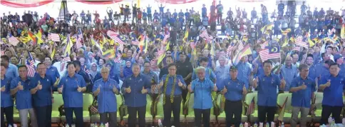  ??  ?? Abang Johari (sixth right) with (from right) Huang, Annuar, Julaihi, Dr Rundi, Masing and other dignitarie­s pose with the crowd.