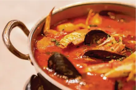  ?? Adam Pardee/Special to The Chronicle ?? The Best Damn Crab Cioppino from Sotto Mare serves a cauldron of classic Italian American seafood.