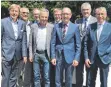  ?? FOTO: PR ?? Der Jubilar Josef Hodrus zusammen mit den Gratulante­n (von links) Claus Hepp, Klaus Josef Kleiser, Hans Steger, Karl Schneider, Stefan Scheffold, Josef Hodrus, Georg Kibele und Werner Mayer.