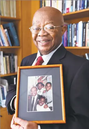  ?? Arnold Gold / Hearst Connecticu­t Media ?? Dr. James Comer, of the Yale Child Study Center, holds an old photo taken with students at the former Martin Luther King Jr. Elementary School in New Haven.