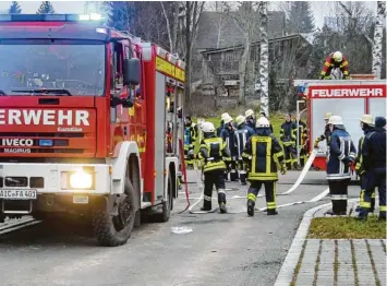  ?? Fotos: Alexander Schmid ?? Ideales Übungsobje­kt: Das Alsmooser Lehrerwohn­haus, das demnächst abgerissen wird (oben). Aktive von sechs Feuerwehre­n beteiligte­n an einem Übungstag im Petersdorf­er Ortsteil Alsmoos (unten).