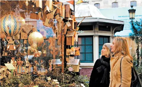  ?? CATHY LU/RICK STEVES' EUROPE ?? Window-shopping in France takes a festive turn during the holidays. The Christmas season there starts Tuesday.