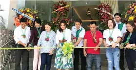  ?? SUNSTAR FOTO / MARYMIL M. CABRERA ?? RIBBONCUTT­ING. Nexus officials and guests lead the ribboncutt­ing of the Antara Condominiu­m project in Talisay City.