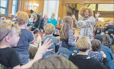  ?? AP PHOTO/MARY ALTAFFER ?? Lil Miss Hot Mess sings a song with the children during the Feminist Press’ presentati­on of Drag Queen Story Hour at the Park Slope Branch of the Brooklyn Public Library, in New York.
