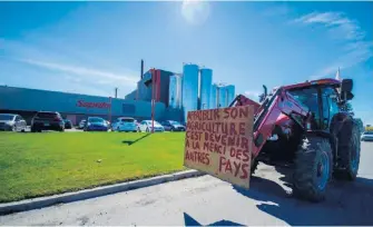  ??  ?? Les producteur­s ont multiplié les manifestat­ions au cours de la dernière année, comme celle-ci, devant l’usine de Saputo à Saint-Hyacinthe à l’été 2015.