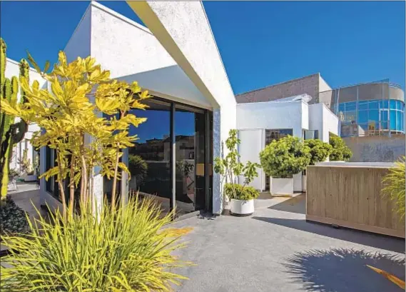  ?? Photograph­s by Marco Franchina ?? A PENTHOUSE sits atop this Santa Monica structure, which was designed and built in 1986 for a sculptor and her husband.