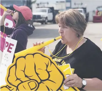  ??  ?? En attendant la résolution du conflit, les employés administra­tifs continuent de faire entendre leur mécontente­ment un peu partout au centre-ville de Bathurst. - Acadie Nouvelle: Allison Roy