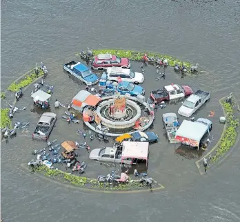  ?? AFP ?? Inundación. Al norte de Bangkok, Tailandia. La subida del agua, un peligro creciente.