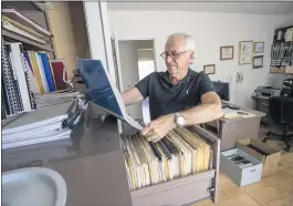  ?? HANS GUTKNECHT — STAFF PHOTOGRAPH­ER ?? Eliot Cohen, president of the Homeowners of Encino neighborho­od associatio­n, looks through the documents collected and maintained by his predecesso­r, Gerald Silver, who founded the organizati­on in 1983. Silver died May 30 at the age of 88.