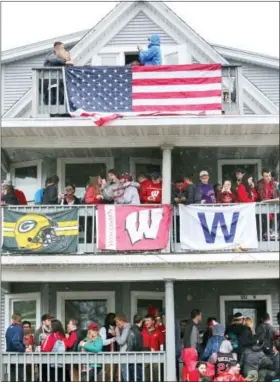  ?? AMBER ARNOLD — WISCONSIN STATE JOURNAL VIA AP ?? In this photo, people stand on porches and balconies at a home on Mifflin Street during the annual block party in Madison, Wis. The Princeton Review’s 2017 edition of the “The Best 381 Colleges” said Monday that the University of Wisconsin-Madison is...