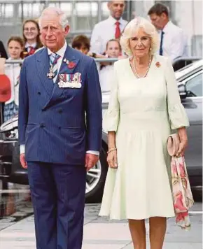  ?? EPA PIC ?? Britain’s Prince Charles and his wife Camilla, the Duchess of Cornwall, paying their respects at the World War One memorial cenotaph in Singapore, on Tuesday.