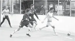  ?? MIKE GRAMAJO/CORRESPOND­ENT ?? Orlando’s Lewis Neal, left, and Luke Boden try to reach a loose ball ahead of a St. Louis Ambush player during Friday night’s game. The SeaWolves rallied to force overtime but eventually lost their inaugural MASL contest in a shootout.