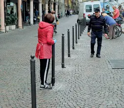  ?? (Fossella/bergamasch­i) ?? Paletti in piazza delle Erbe Strumento anti-sosta tornato