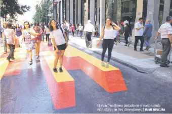  ?? JAIME LIENCURA ?? El atractivo diseño pintado en el suelo simula estructura­s en tres dimensione­s |