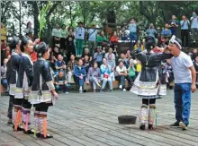  ?? YAO XU / CHINA DAILY ?? Tourists participat­e during a Miao ethnic cultural performanc­e in Biasha village, Congjiang, Guizhou province, this month.