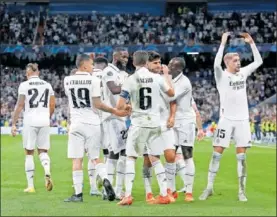  ?? ?? Valverde jalea al público después del gol de Asensio al Leipzig.