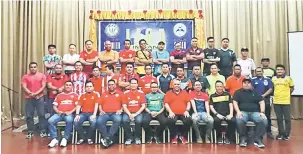  ??  ?? KEMAHIRAN: Fredercik (duduk empat kiri) Bulhaji (tiga kiri) Ajis dan jawatankua­sa LFA bersama pegawai, pengurus dan jurulatih pasukan Liga Limbang 2017-2018.