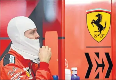  ??  ?? Sebastian Vettel en el garaje de Ferrari durante la jornada de pruebas en el circuito de Montmeló.