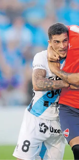  ??  ?? Dos candidatos a la UFC. Adrián Arregui y Leandro Fernández, como en jaula de lucha libre, pelean a brazo partido. Abal dejó pegar bastante.