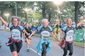  ?? ?? Zusammen macht es am meisten Spaß – wie diese drei Läuferinne­n aus Mülheim beweisen.