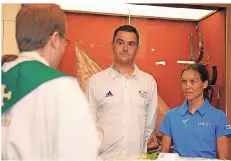  ?? FOTO: PA ?? Rad-Mannschaft­sarzt Olaf Schumacher und die finnische Athletin Pia Sundstedt heiraten im Deutschen Haus in London.