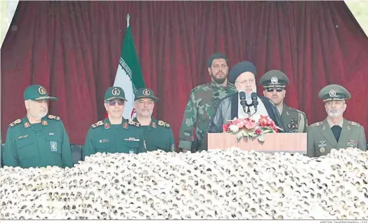  ?? ABEDIN TAHERKENAR­EH / EFE ?? El presidente iraní, Ebrahim Raisi, pronuncia su discurso por el Día Nacional del Ejército.