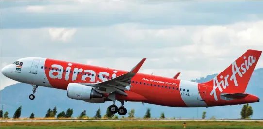  ??  ?? L’appareil, un Airbus A320 de la compagnie AirAsia, semblable à celui-ci, est disparu des écrans radars vers 7h24, heure locale, alors qu’il faisait la liaison entre l’Indonésie et Singapour. Il transporta­it 161 personnes, incluant les membres...
