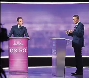  ??  ?? Hamon et Valls, mercredi, lors du dernier débat de la primaire de la gauche.