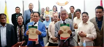  ?? ?? Chief Minister Ahod Ebrahim (left) and Speaker and lawyer Pangalian Balindong pose with lawmakers after the approval of the Bangsamoro Local Governance Code.