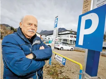  ?? BILD: SN/ROBERT RATZER ?? Rudolf Pschenitsc­hnig bietet auf zwei gemieteten Baugründen Parkplätze in Zentrumsnä­he an. „Ich habe auch schon ein neues Projekt an der Schallmoos­er Hauptstraß­e im Auge“, so der 71-Jährige. Es gebe noch viele freie Flächen.