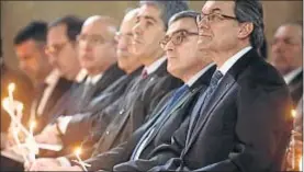  ?? GUSTAU NACARINO / REUTERS ?? Mas, el alcalde Ros, Homs y otros consellers ayer en la Seu Vella