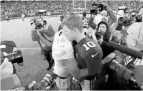  ?? ADAM HUNGER/AP ?? Giants quarterbac­k Eli Manning (10) embraces Dolphins quarterbac­k Ryan Fitzpatric­k after the game. It may have been Manning’s last game.
