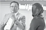  ?? — Gambar Bernama ?? ABDUL Rahman bercakap ketika hadir pada Sesi Dialog Usahawan Di Era Revolusi Digital Survival Guide Di Persidanga­n Daya E-Usahawan 2017 di Pusat Dagangan Dunia Putra di Kuala Lumpur, kelmarin.