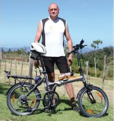  ?? Photo: Blake Linder ?? Stephen Malherbe has been cycling around the Western Cape on his bicycle.