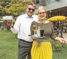  ??  ?? Gesundheit­sstadtrat Peter Hacker und die KAV- Direktorin Susanne Drapalik servierten Mittwoch Getränke im Schanigart­en des Cafés im Pflegewohn­haus Baumgarten in Penzing.