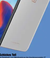  ??  ?? Schickes Teil Im Gegensatz zum Metallgehä­use des Vorgängerm­odells 5T kommt das Oneplus 6 nun mit Glasoberfl­ächen auf Vorderund Rückseite daher.