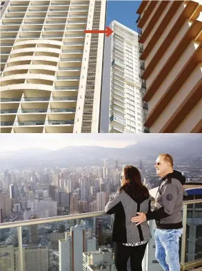  ??  ?? Veronica y Ludwig Grigoras, en su casa, en la planta 36ª de la Torre Lúgano, de 158 metros, el edificio residencia­l más alto de España. Son una pareja de empresario­s de California y llevaban años tras su lugar ideal, con sol y vistas al mar.