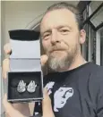  ??  ?? 0 Simon Pegg with the cufflinks he is donating