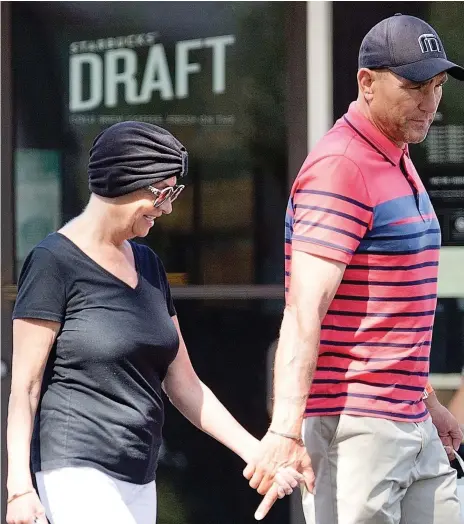  ?? Picture: BACKGRID ?? Tanya smiles through the pain of her illness during a shopping trip with Vinnie near their Los Angeles home last year