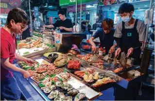  ??  ?? Fresh seafood at Xiaoliuqiu Island.