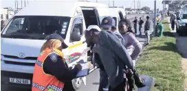  ??  ?? IN COMMAND: Female police officers hosted a successful roadblock in Mitchells Plain.